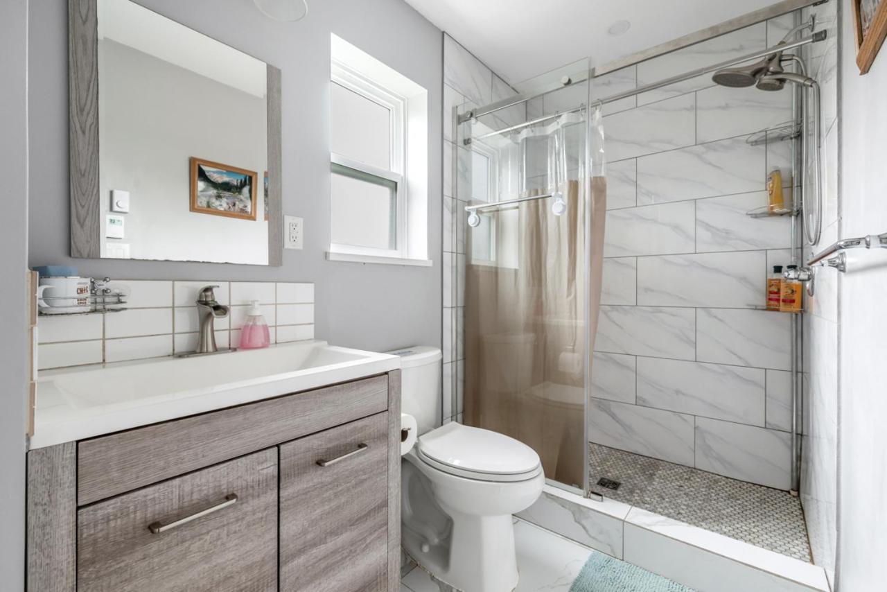 Stylish Dual Bedroom Suite In Van West Vancouver Bagian luar foto
