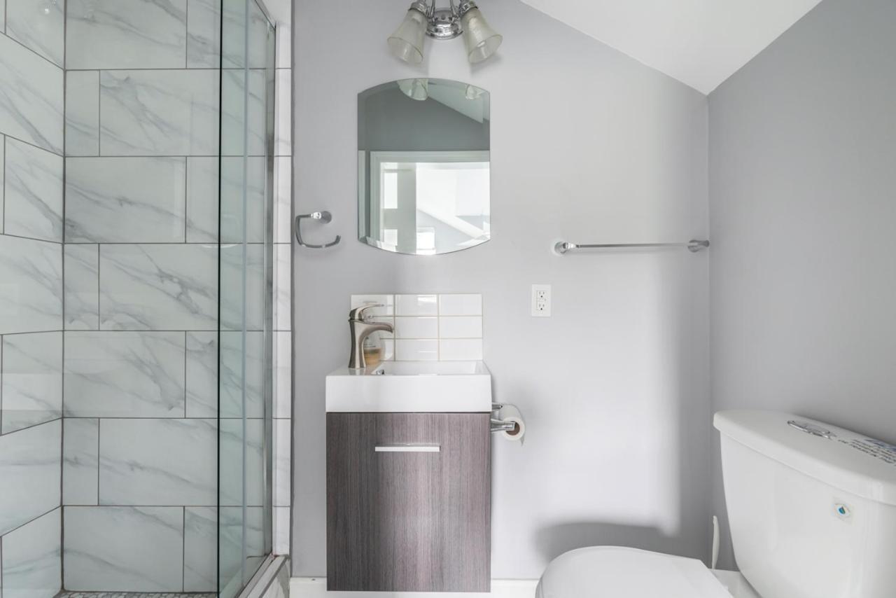 Stylish Dual Bedroom Suite In Van West Vancouver Bagian luar foto