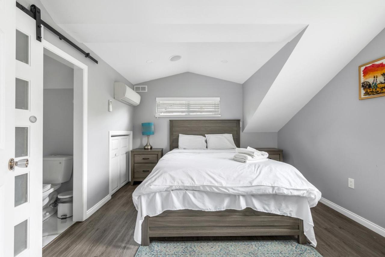 Stylish Dual Bedroom Suite In Van West Vancouver Bagian luar foto